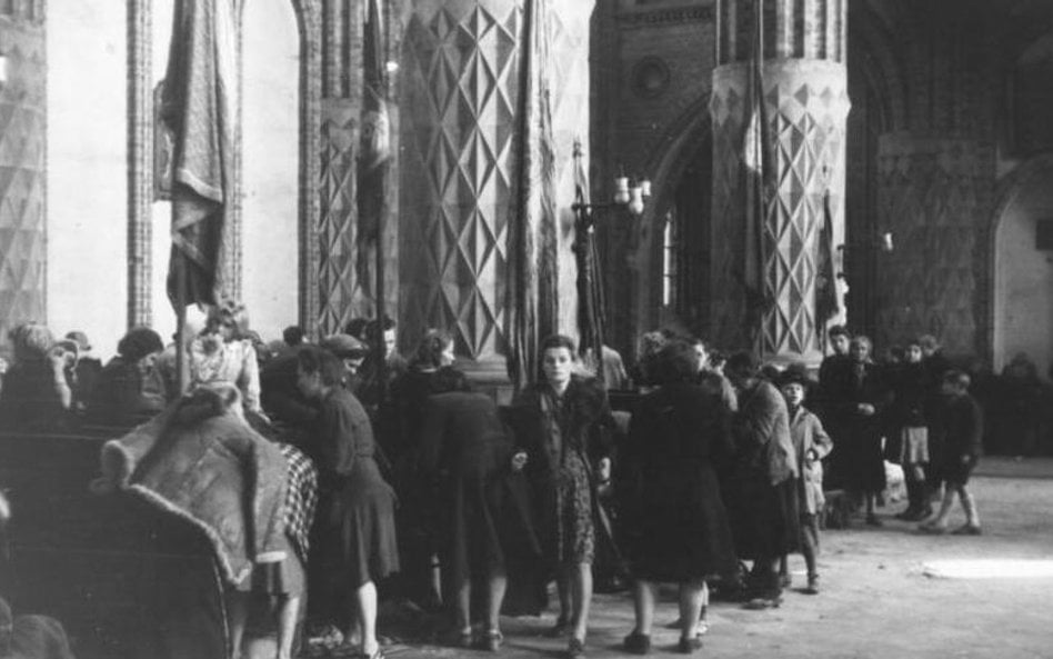 Kobiety, dzieci i osoby starsze w czasie Powstania Warszawskiego – cywilni mieszkańcy stolicy szukal