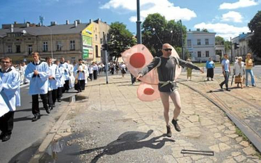 23.06.2011 Łódź , Człowiek przebrany za motyla podczas procesji święta Bożego Ciała