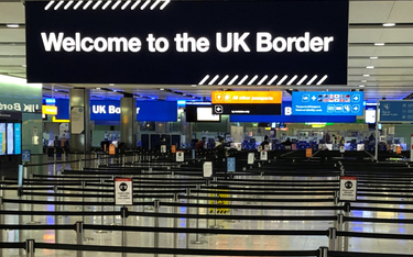 Chaos na brytyjskich lotniskach. Wielogodzinne kolejki przez awarię systemu
