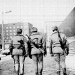 Patrol żołnierzy z "kałaszami" na placu Powstańców w Warszawie po wprowadzeniu stanu wojennego