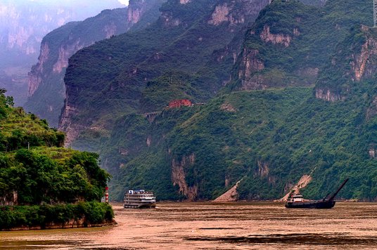 Fragment Trzech Przełomów Jangcy – urzekający spektakl natury