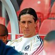 Fernando Torres sam w Chelsea. Kosztował 50 mln euro, nie strzelił jeszcze żadnego gola