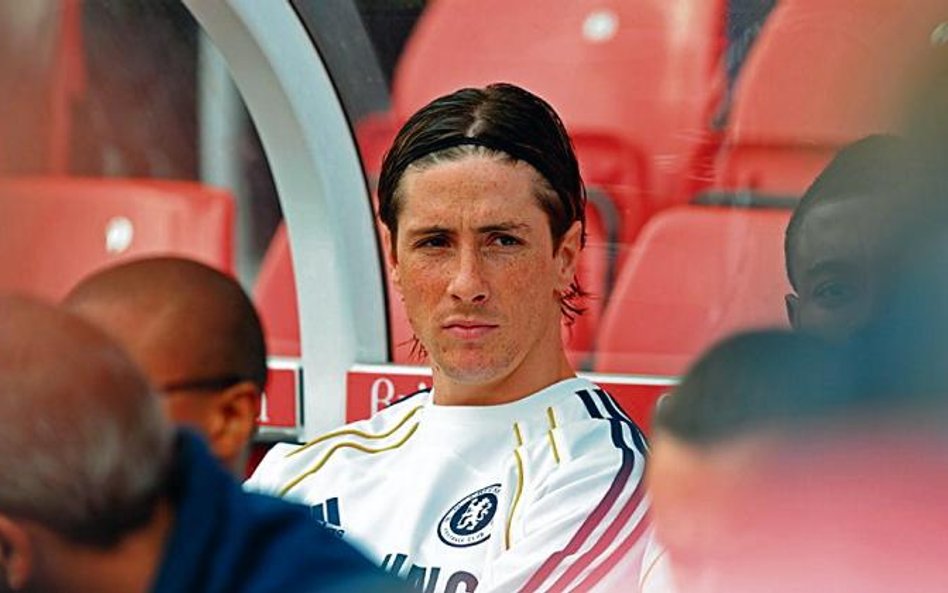 Fernando Torres sam w Chelsea. Kosztował 50 mln euro, nie strzelił jeszcze żadnego gola