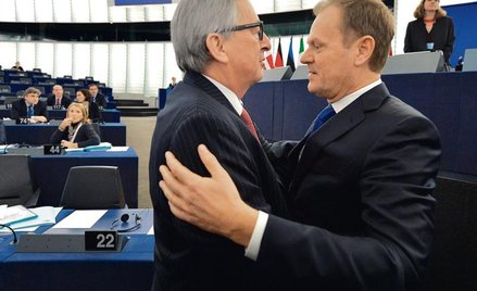 W bratnim uścisku: przewodniczący Komisji Europejskiej Jean-Claude Juncker i przewodniczący Rady Eur