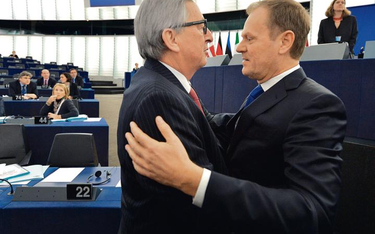 W bratnim uścisku: przewodniczący Komisji Europejskiej Jean-Claude Juncker i przewodniczący Rady Eur