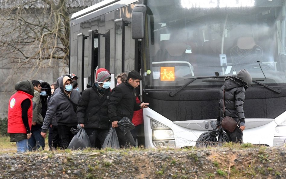 Policja eksmituje migrantów z obozu przy kanale La Manche