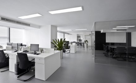 Spółki na potęgę wyprzedają nieruchomości, by ratować bilanse