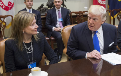 Prezes General Motors Mery Barra rozmawia z prezydentem Donaldem Trumpem