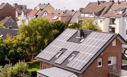 Montaż kolektorów solarnych jest objęty 8-proc. stawką VAT, gdy jest wykonywany w bryle budynku.