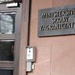 Departament konsularny MSZ miał naciskać na placówki dyplomatyczne, by zwiększyły ilość wydawanych w