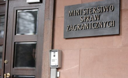 Departament konsularny MSZ miał naciskać na placówki dyplomatyczne, by zwiększyły ilość wydawanych w