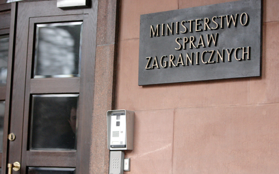 Departament konsularny MSZ miał naciskać na placówki dyplomatyczne, by zwiększyły ilość wydawanych w