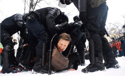 Petersburg: Policjanci wyciągają z tłumu jednego z demonstrantów