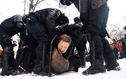 Petersburg: Policjanci wyciągają z tłumu jednego z demonstrantów