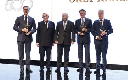 Laureaci Orłów „Rzeczpospolitej” (od lewej, ze statuetkami): Mirosław Bendzera, prezes Famuru, Irene
