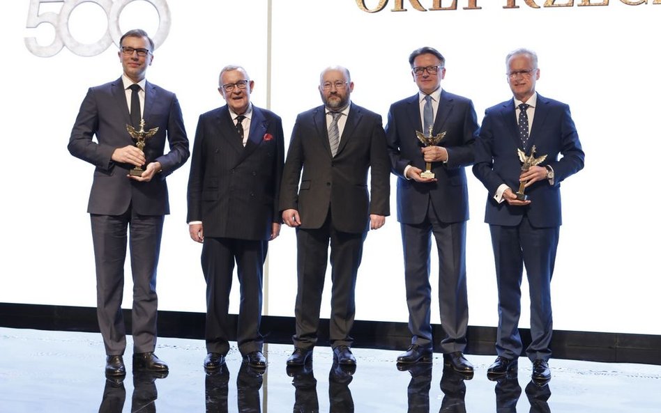 Laureaci Orłów „Rzeczpospolitej” (od lewej, ze statuetkami): Mirosław Bendzera, prezes Famuru, Irene