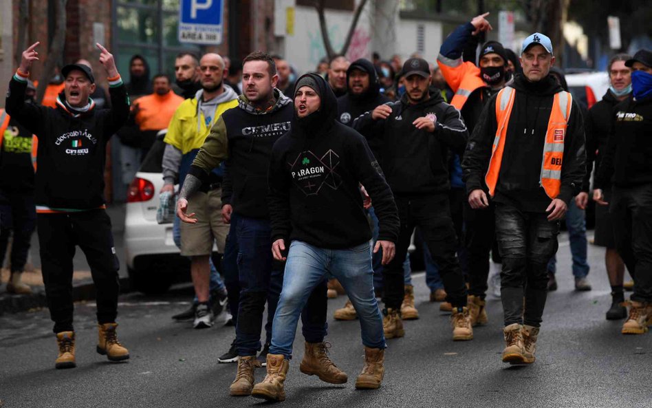 Protest przeciwko szczepieniom na COVID-19 w Melbourne