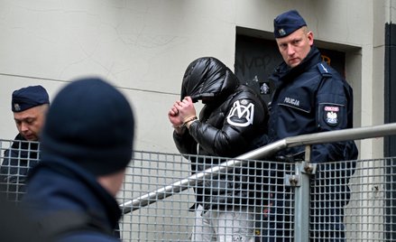 Podejrzany Łukasz Ż. (C) wyprowadzany z siedziby Prokuratury Rejonowej Warszawa-Śródmieście