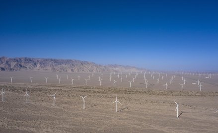 Farma wiatrowa w chińskiej prowincji Qinghai. Trzy czwarte wszystkich inwestycji w OZE na świecie re