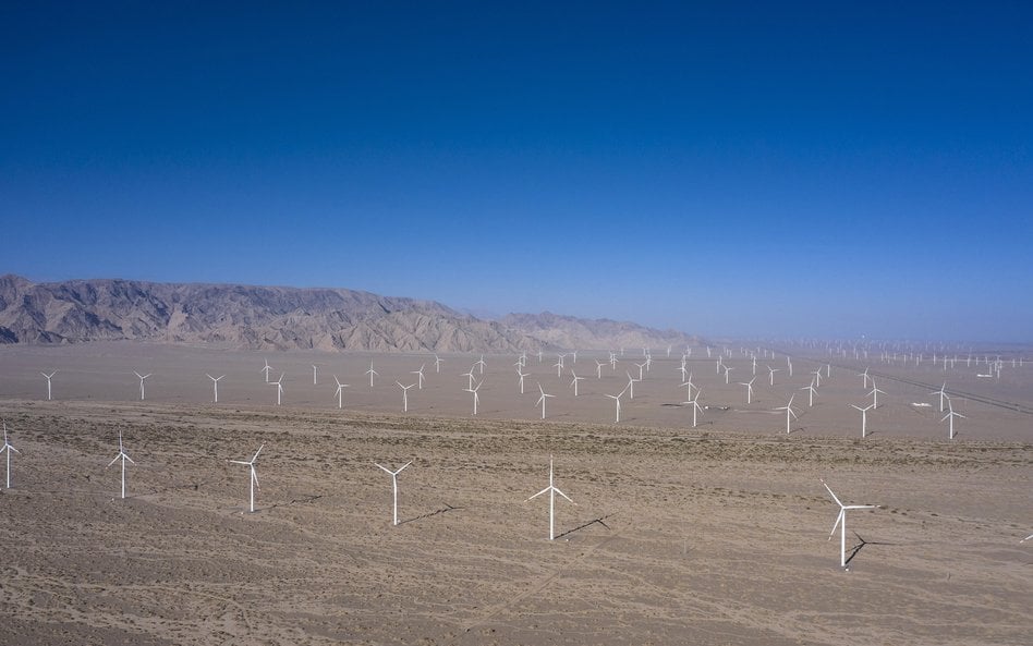 Farma wiatrowa w chińskiej prowincji Qinghai. Trzy czwarte wszystkich inwestycji w OZE na świecie re
