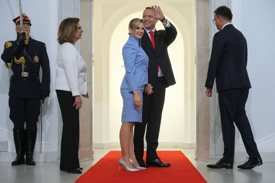 Prezydent elekt Karol Nawrocki z małżonką Martą Nawrocką przed zaprzysiężeniem