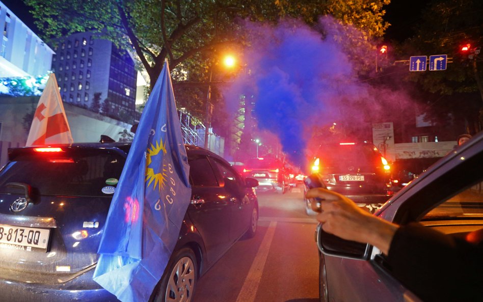 Zwolennicy Gruzińskiego Marzenia na jednej z ulic Tbilisi