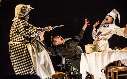 od lewej: Maria Rybarczyk jako Pani Rollisonowa (Aunt Jemima), Mariusz Puchalski jako Ksiądz Piotr (