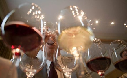 0soby regularnie pijące wino pochłaniają za dużo siarczynów