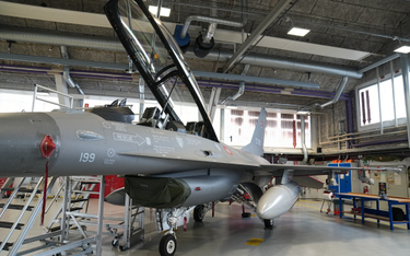 Myśliwiec F-16 w hangarze w bazie lotniczej Skrydstrup w mieście Vojens w północnej Danii