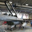 Myśliwiec F-16 w hangarze w bazie lotniczej Skrydstrup w mieście Vojens w północnej Danii