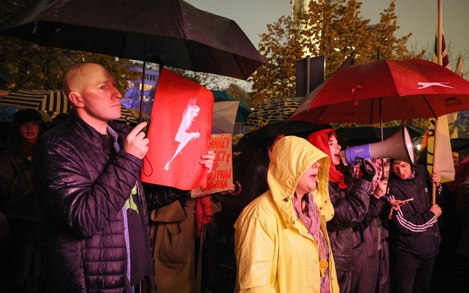 Protest "Czerwona kartka za aborcję"