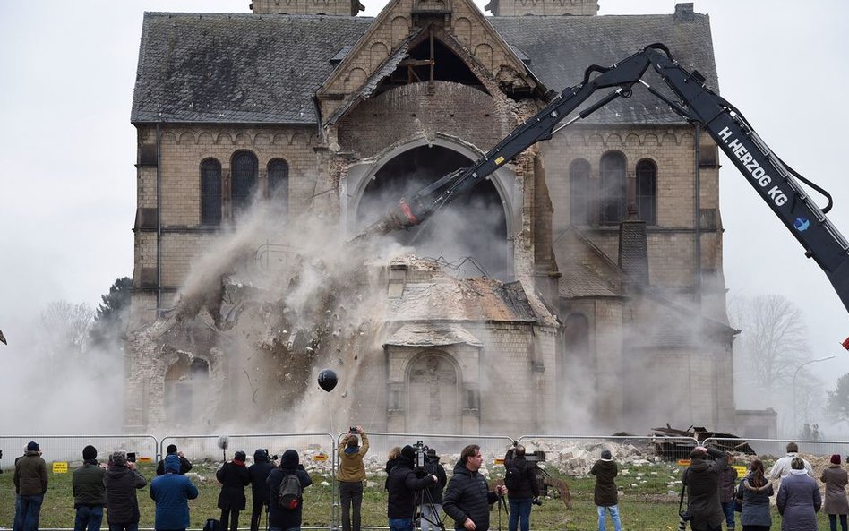 Prace rozbiórkowe neoromańskiej katedry św. Lamberta w Immerath