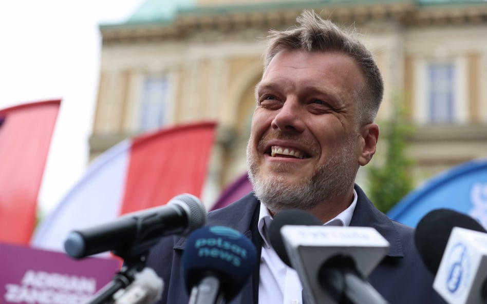 Jeśli Adrian Zandberg (na zdjęciu) zyska na słabnącej pozycji Sławomira Mentzena, mogłoby to przypom
