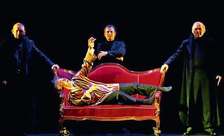 Scena Balu u Senatora w katowickiej inscenizacji „Dziadów”