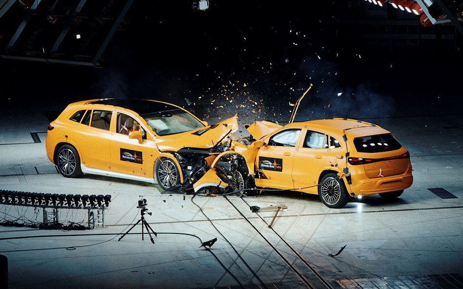 Pierwszy oficjalny crash test dwóch samochodów elektrycznych