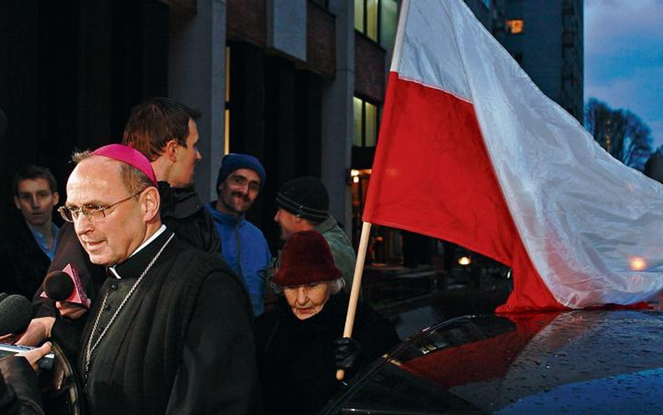 Bp Wiesław Mering deklaruje, że zalicza się do „moherowych” katolików. Za obronę Nergala ostro skryt