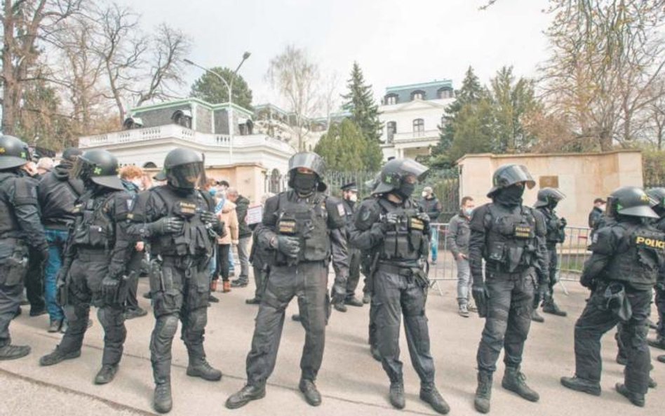 Pod ambasadą Federacji Rosyjskiej w Pradze odbywały się w ostatnich dniach demonstracje. Czeskie wła