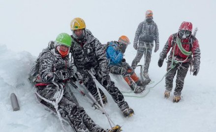 Andrzej Zwara z przyjaciółmi na ekwadorskim wulkanie (drugi od lewej)