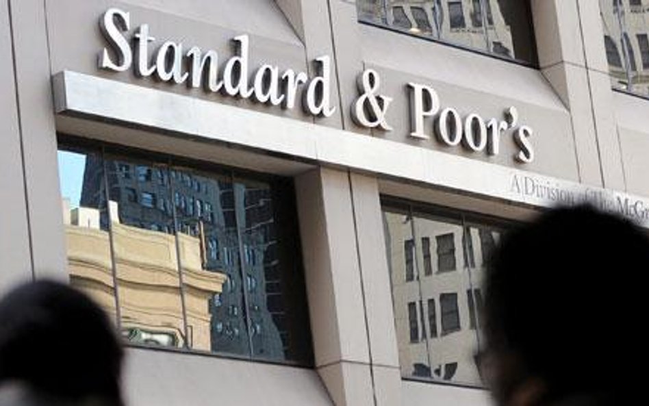 Standard & Poor's grozi Indiom