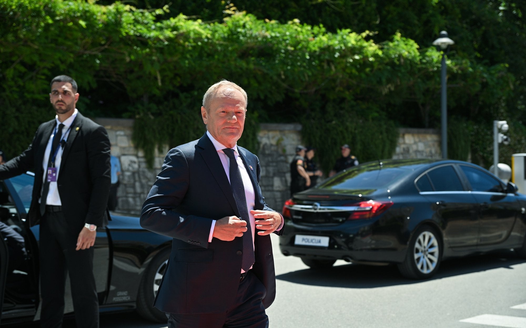 Donald Tusk pod presją w sprawie orderu Zełenskiego. Z KO płyną sprzeczne sygnały