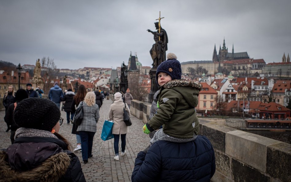 Most Karola w Pradze to jedna z najczęściej fotografowanych atrakcji turystycznych w czeskiej stolic