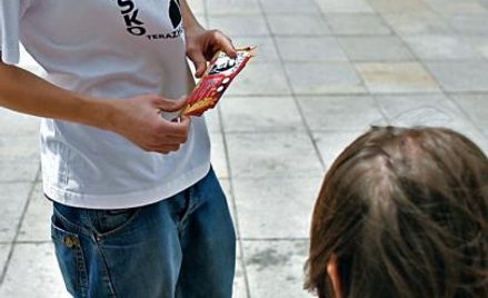 Ulotki z cytatami można było dostać przy pomniku Kopernika