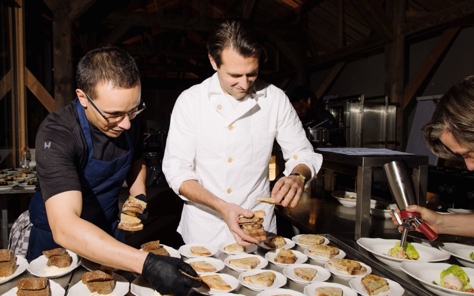 Restaurację prowadzą Niven Kunz, holenderski szef kuchni nagrodzony gwiazdką w przewodniku Michelina