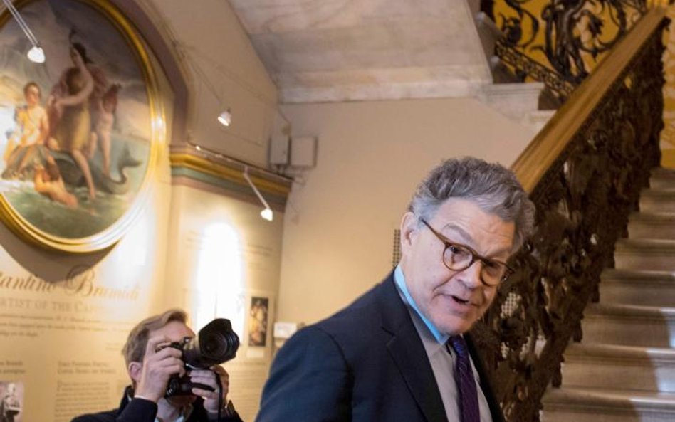 Senator Al Franken to kolejny znany polityk, którego kariera została złamana pod wpływem zarzutów o 