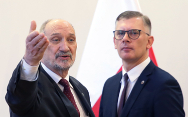 Nadużyciem jest twierdzenie, że Sławomir Cenckiewicz (na zdjęciu z prawej), który stał na czele komi