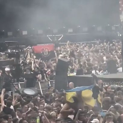 Fani białoruskiego rapera prezentowali flagę OUN-UPA na PGE Narodowym