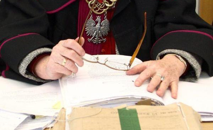 Brak numeru PESEL pozwanego może skutkować zawieszeniem postępowania?