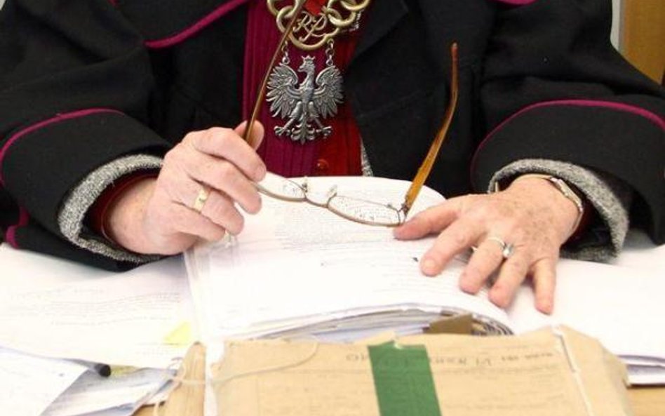 Brak numeru PESEL pozwanego może skutkować zawieszeniem postępowania?