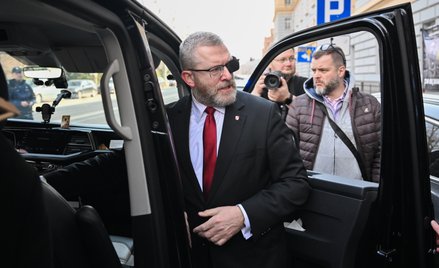 Europoseł Grzegorz Braun opuszcza siedzibę Prokuratury Okręgowej we Wrocławiu