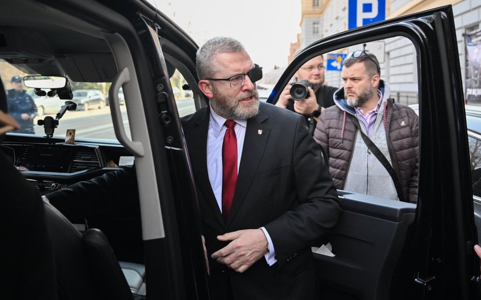 Europoseł Grzegorz Braun opuszcza siedzibę Prokuratury Okręgowej we Wrocławiu